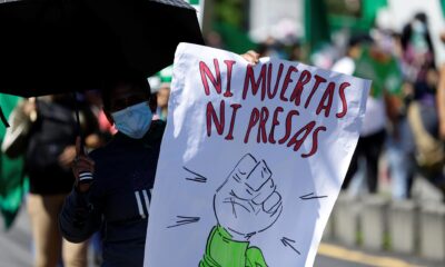 Mujeres salvadoreñas marchan por el derecho al aborto legal y seguro, en una fotografía de archivo. EFE/Rodrigo Sura