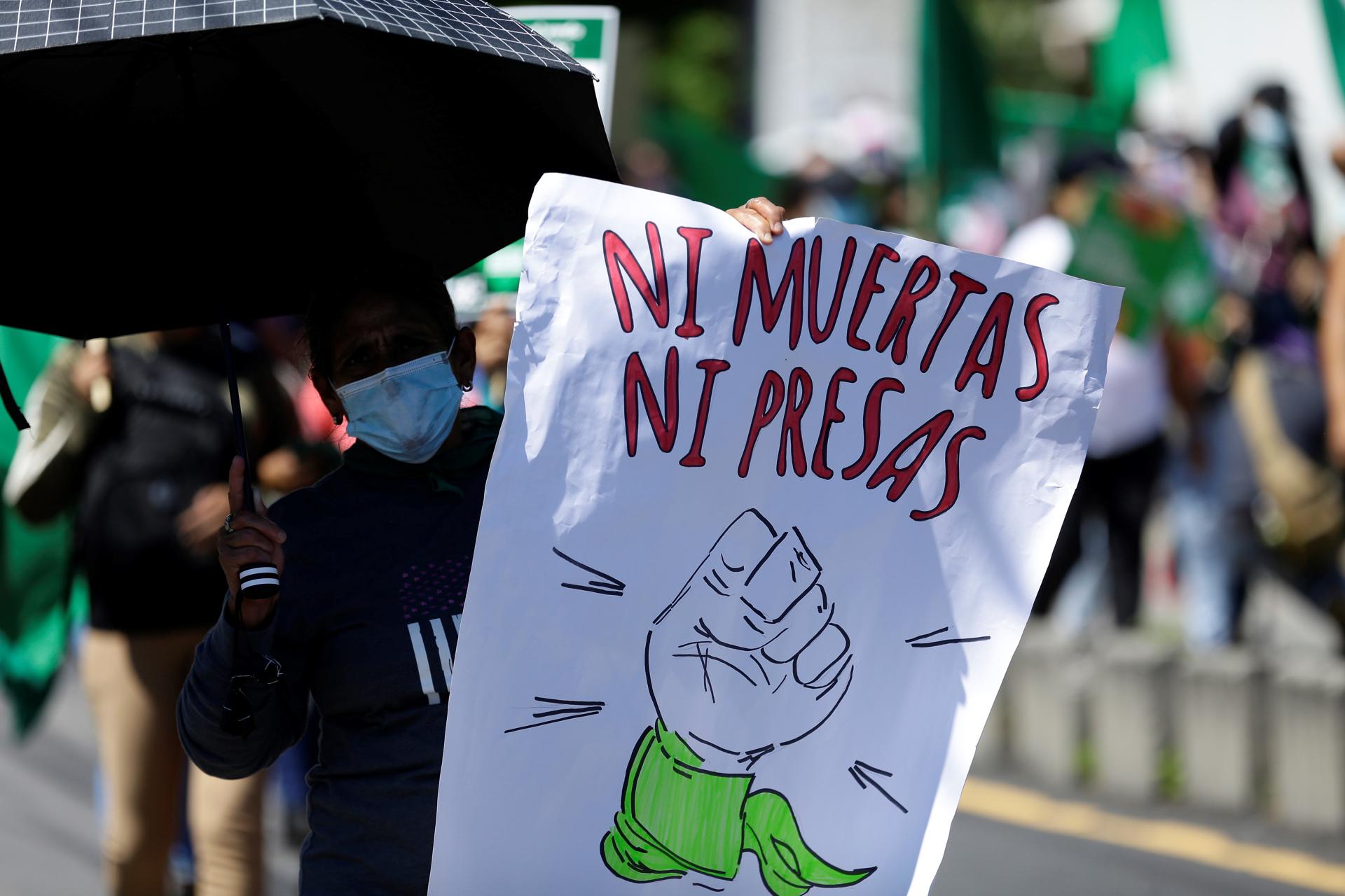 Mujeres salvadoreñas marchan por el derecho al aborto legal y seguro, en una fotografía de archivo. EFE/Rodrigo Sura