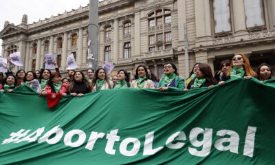 Un grupo de mujeres fue registrado este jueves, 28 de septiembre, al manifestarse, durante el Día por la Despenalización y Legalización del Aborto, en Santiago de Chile. EFE/Elvis González