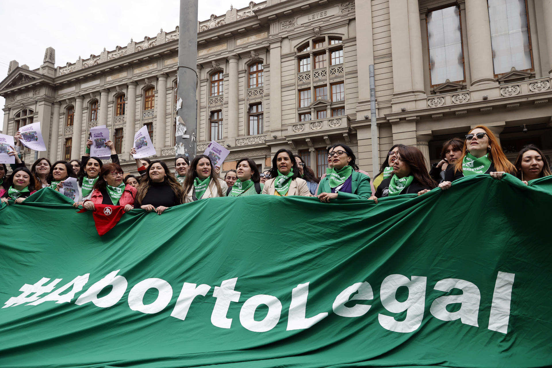 Un grupo de mujeres fue registrado este jueves, 28 de septiembre, al manifestarse, durante el Día por la Despenalización y Legalización del Aborto, en Santiago de Chile. EFE/Elvis González