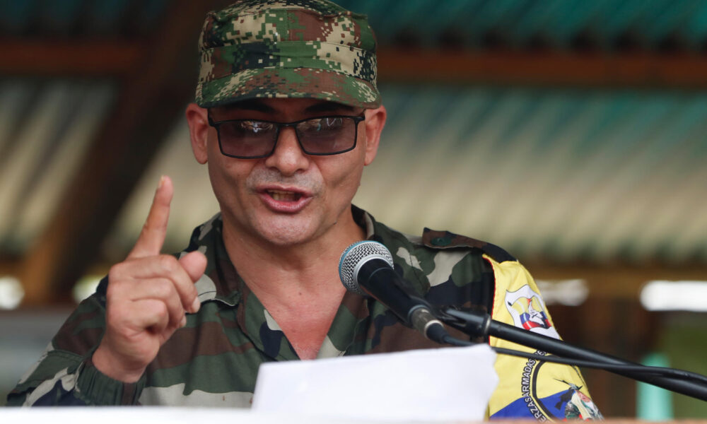 Fotografía de archivo que muestra a Iván Mordisco, comandante general de la disidencia de las FARC en Caquetá (Colombia). EFE/ Ernesto Guzmán