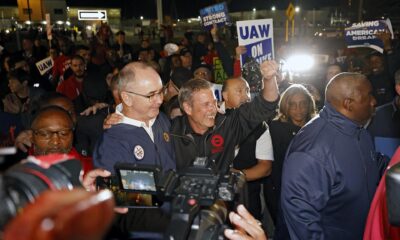 El presidente del sindicato United Auto Workers (UAW), Shawn Fain (i) habla con los medios de comunicación. Imagen de archivo. EFE/EPA/MIKE MULHOLLAND