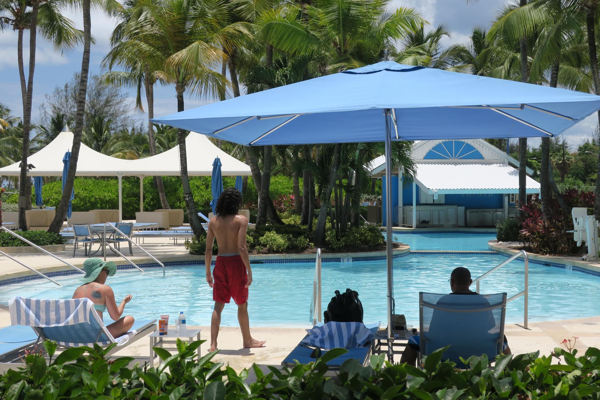 Unas personas disfrutan en una piscina en el hotel Marriott Courtyard en Isla Verde, Puerto Rico. Fotografía de archivo. EFE/Jorge Muñiz