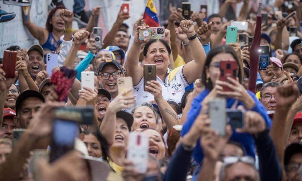 Seguidores de la precandidata presidencial venezolana María Corina Machado participan en un acto político en una avenida hoy, en Maracay (Venezuela). EFE/ Miguel Gutiérrez