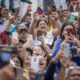 Seguidores de la precandidata presidencial venezolana María Corina Machado participan en un acto político en una avenida hoy, en Maracay (Venezuela). EFE/ Miguel Gutiérrez
