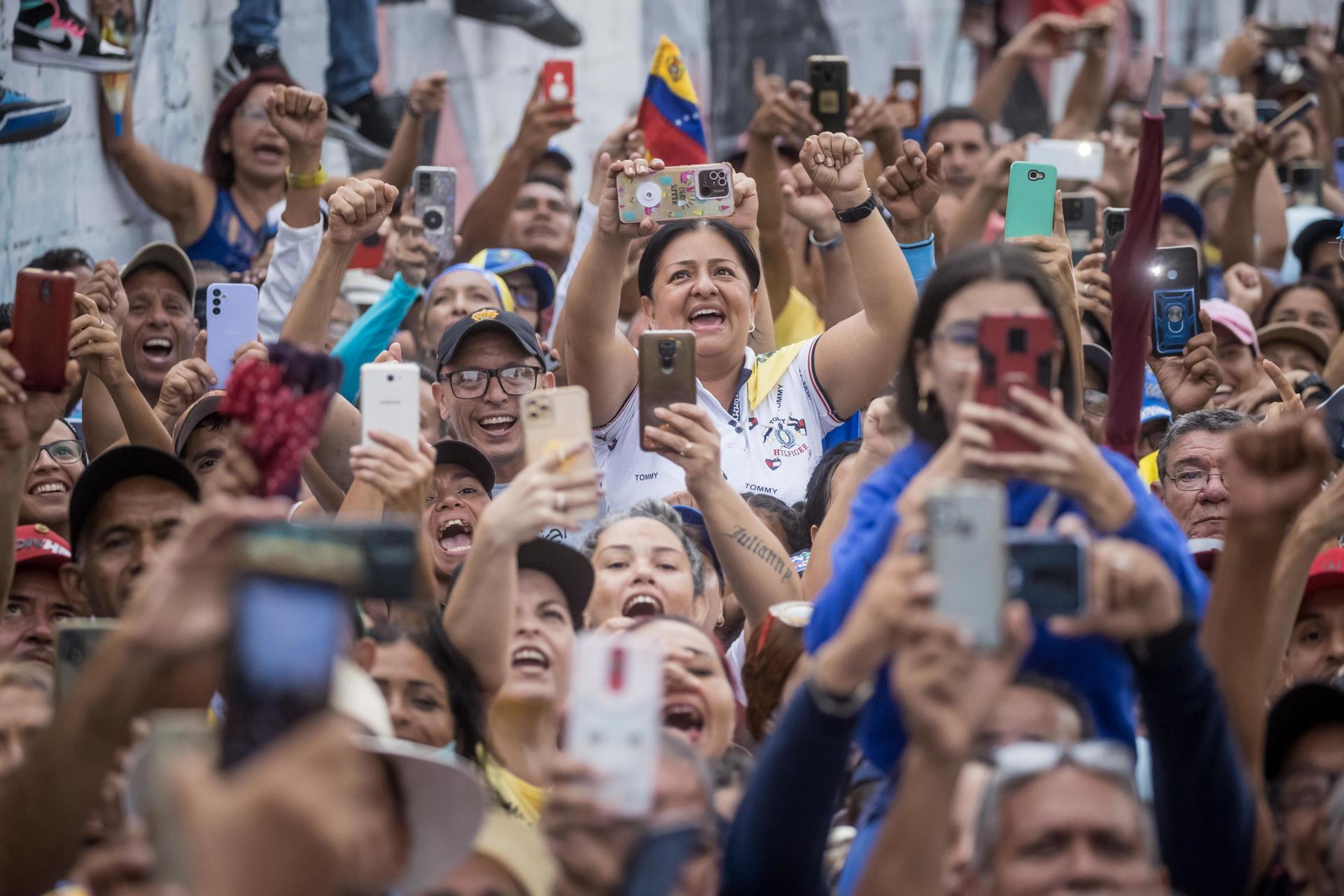 Seguidores de la precandidata presidencial venezolana María Corina Machado participan en un acto político en una avenida hoy, en Maracay (Venezuela). EFE/ Miguel Gutiérrez