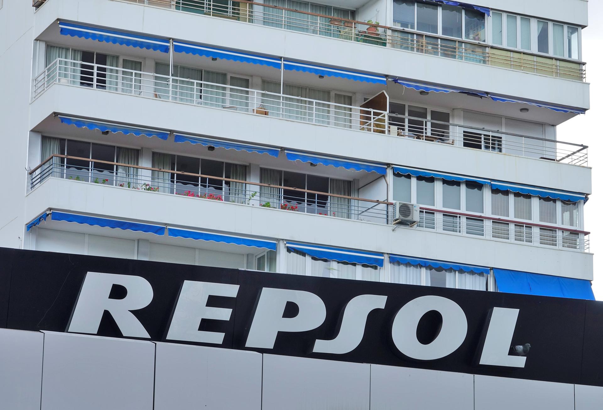 Detalle del logotipo de Repsol en una gasolinera.  EFE/ Mauritz Antin