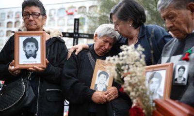 Familiares sostienen retratos de víctimas de la matanza de La Cantuta durante su funeral hoy, en Lima (Perú). EFE/Paolo Aguilar