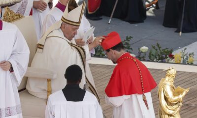 El nuevo cardenal José Cobo Cano al ser nombrado por el papa Francisco. EFE/EPA/GIUSEPPE LAMI
