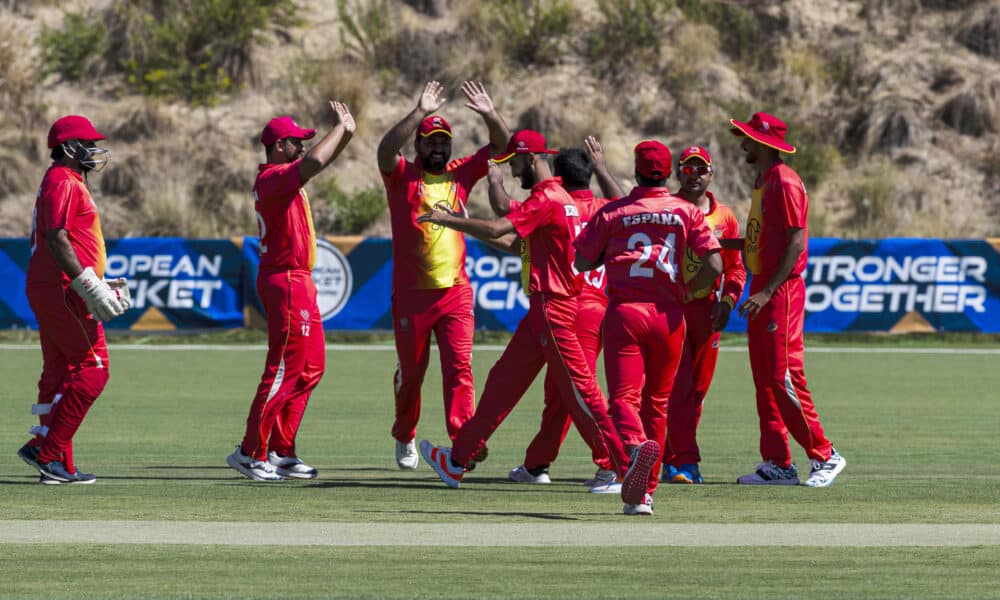 Los jugadores de la selección española de Cricket celebran un punto ante Francia en el Óvalo de Cricket de la localidad malagueña de Cártama este miércoles 27 de septiembre. Cártama una nueva edición del Campeonato de Europa de Cricket EFE/Jorge Zapata