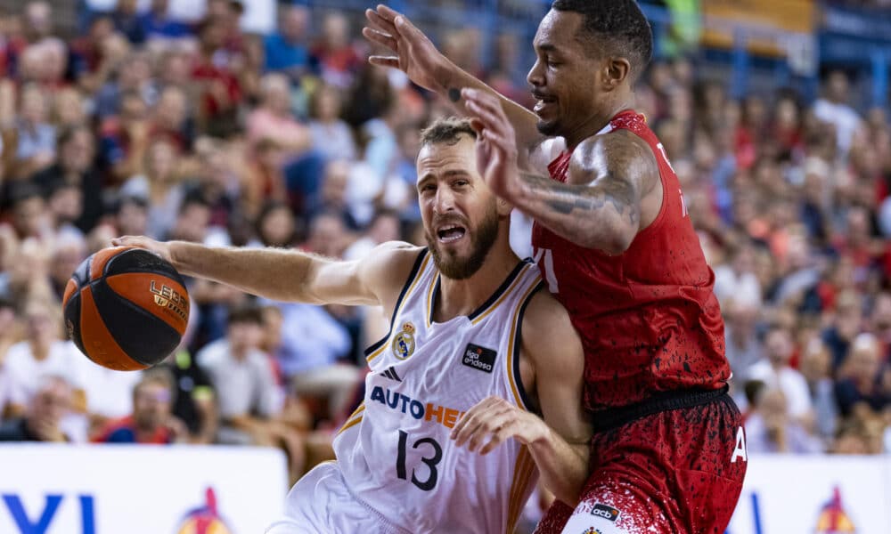 Sergio Rodríguez (i) bota el balón ante la defensa de Travante Williams (d). EFE/Siu Wu