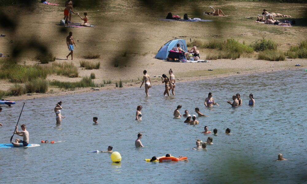 En la imagen de archivo, gente se baña en la playa del lago Eppleen Alemania. EFE/EPA/RONALD WITTEK