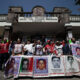 Padres de los 43 estudiantes desaparecidos de Ayotzinapa, acompañados por defensores de derechos humanos, participan durante una rueda de prensa hoy, frente al Campo Militar 1 en Ciudad de México (México). EFE/José Méndez