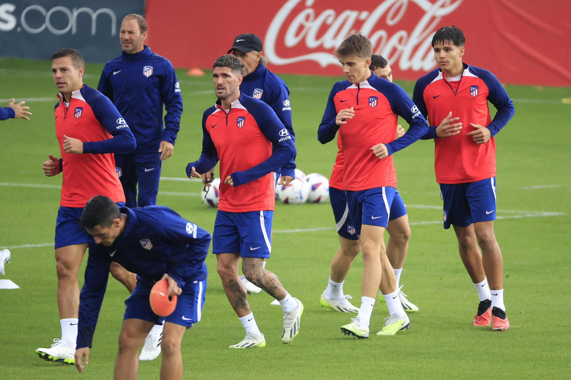 Los jugadores del Atlético de Madrid, durante el entrenamiento de este sábado. EFE/ Zipi Aragon