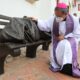 Imagen de archivo del arzobispo de Bogotá y primado de Colombia, monseñor Luis Jose Rueda Aparicio, que bendice la estatua "Jesús habitante de calle" en Bogotá (Colombia). EFE/ Carlos Ortega