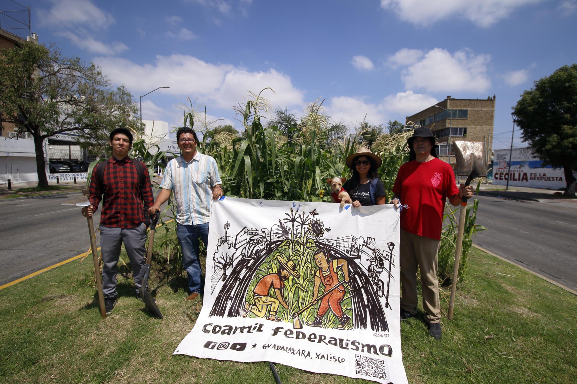 Integrantes del colectivo Coamil Federalismo, posan para una fotografía al término de una entrevista con EFE, el 28 de septiembre de 2023, en la ciudad de Guadalajara, Jalisco (México). EFE/ Francisco Guasco