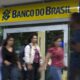 Fotografía de archivo en la que se registró a un grupo de transeúntes al pasar frente a la entrada de una de las sedes del Banco do Brasil, en Río de Janeiro (Brasil). EFE/Marcelo Sayão