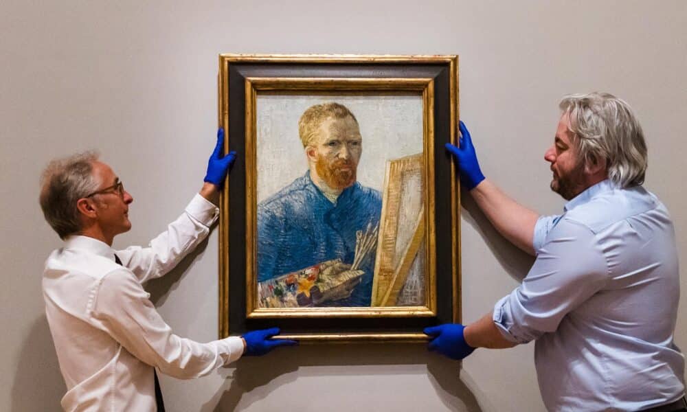 Operarios colocan un autorretrato de Van Gogh para una exposición. EFE/EPA/VICKIE FLORES