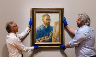 Operarios colocan un autorretrato de Van Gogh para una exposición. EFE/EPA/VICKIE FLORES