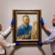 Operarios colocan un autorretrato de Van Gogh para una exposición. EFE/EPA/VICKIE FLORES