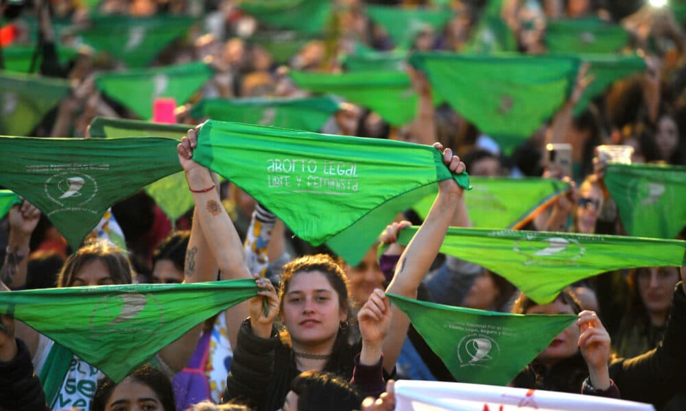 Miles de mujeres y decenas de colectivos feministas marchan hoy durante el Día de Acción por la Despenalización del Aborto en America Latina, en Buenos Aires (Argentina). EFE/ Enrique Garcia Medina