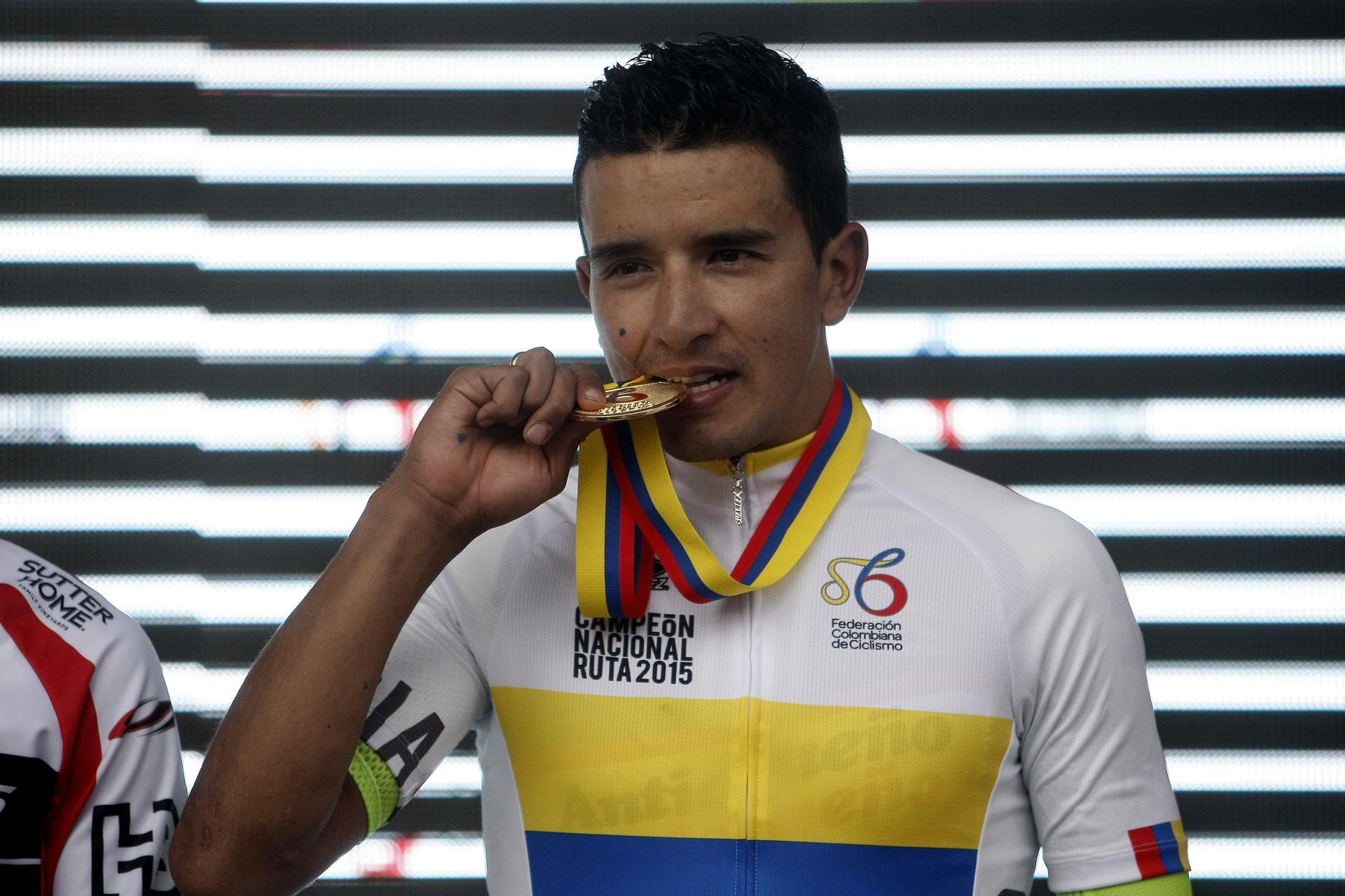 Fotografía de archivo en la que se registró al ciclista colombiano Robinson Chalapud, quien lidera la vuelta a Ecuador. EFE/Luis Noriega