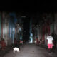 Fotografía de arachivo que muestra a personas en las puertas de sus casas durante un apagón en La Habana (Cuba). EFE/Ernesto Mastrascusa