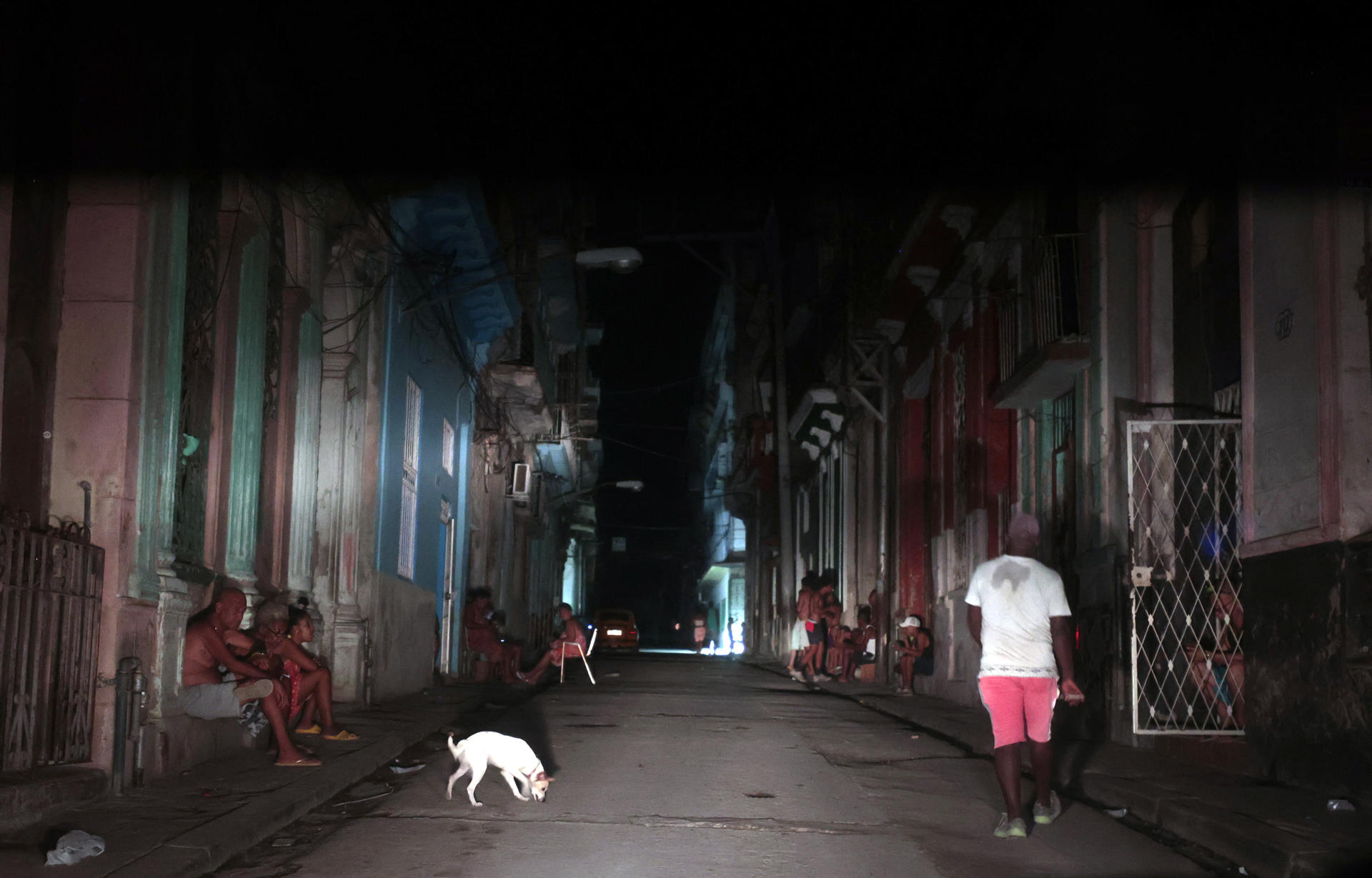 Fotografía de arachivo que muestra a personas en las puertas de sus casas durante un apagón en La Habana (Cuba). EFE/Ernesto Mastrascusa