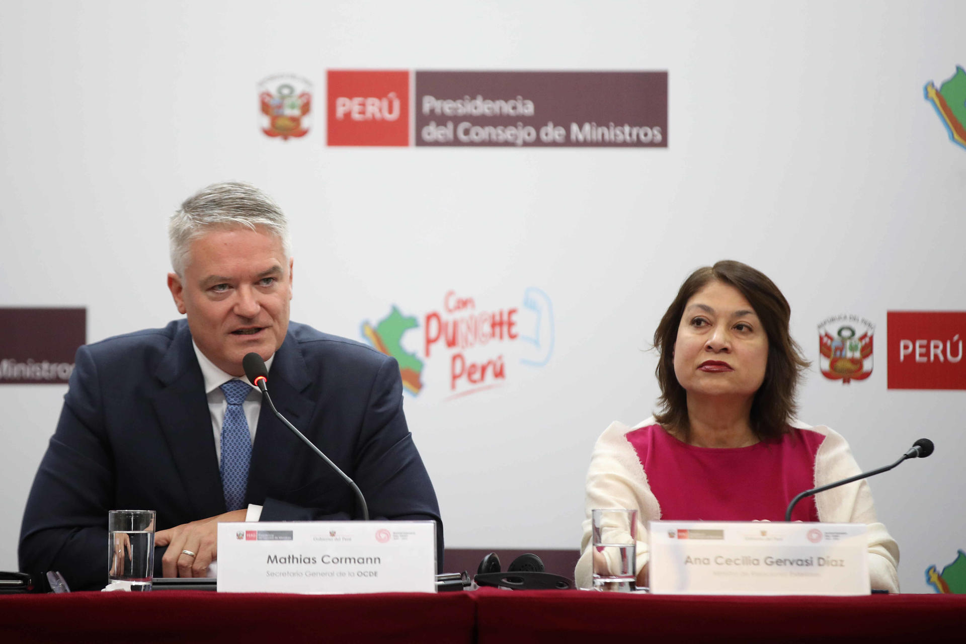 El secretario general de la OCDE, Mathias Cormann (i), junto a la ministra de Relaciones Exteriores de Perú, Ana Cecilia Gervasi (d), participan en una rueda de prensa, hoy en Lima (Perú). EFE/Paolo Aguilar