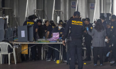 Funcionarios de la Fiscalía de Guatemala revisan cajas con votos de las pasadas elecciones en Ciudad de Guatemala (Guatemala), en una fotografía de archivo. EFE/ Esteban Biba