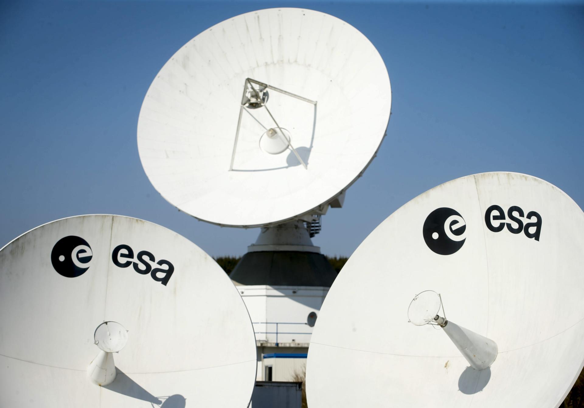 Vista de archivo de unas antenas de las instalaciones de la Agencia Espacial Europea (ESA) en Redu, en el sur de Bélgica. EFE/Olivier Hoslet