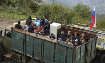 Vista de armenios huyendo en un camión del enclave de Nagorno Karabaj, el 26 de septiembre de 2023. EFE/Roman Ismayilov