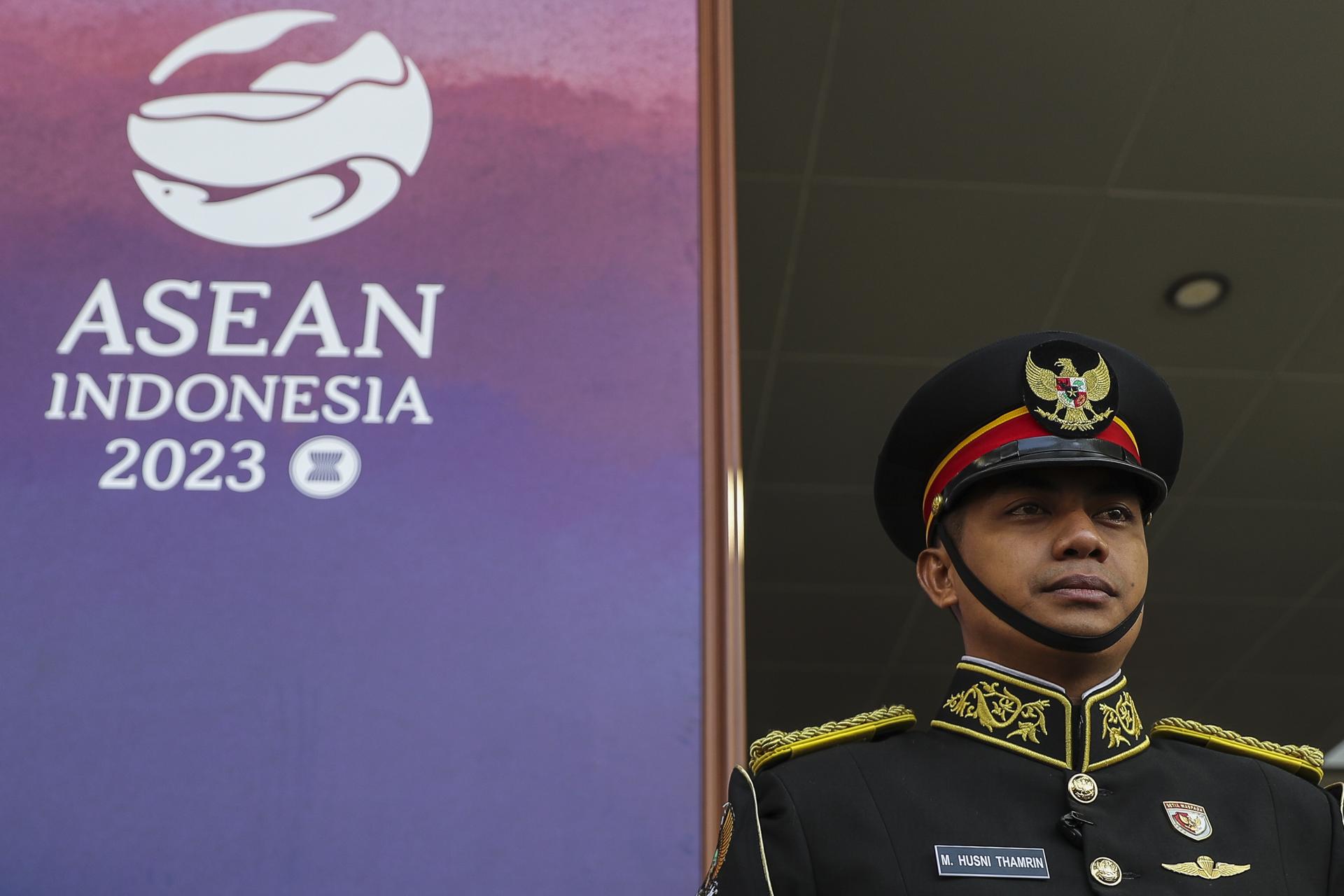 Un miembro de la fuerza de seguridad presidencial de Indonesia hace guardia durante la 43ª Cumbre de la Asociación de Naciones del Sudeste Asiático (ASEAN) en Yakarta, Indonesia. EFE/EPA/BAGUS INDAHONO