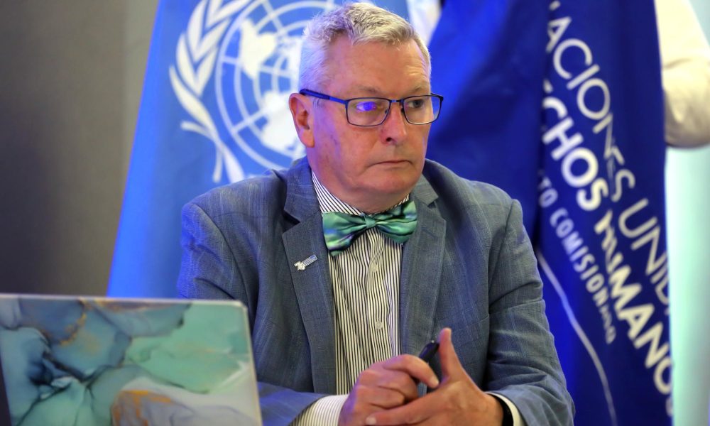 El relator especial de la ONU sobre la Promoción y Protección de los Derechos Humanos en el Contexto del Cambio Climático, Ian Fry, habla hoy durante una conferencia de prensa en Tergucigalpa (Honduras). EFE/Gustavo Amador