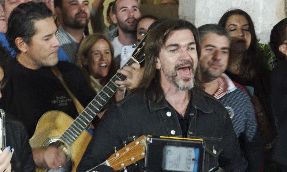 El cantante colombiano Juanes, cuyo concierto este sábado en Mérida (Badajoz) fue suspendido por la lluvia, ha querido compensar y sorprender a sus seguidores al interpretar tres canciones a las puertas del hotel en el que se alojaba. EFE/Alberto Santacruz
