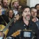 El cantante colombiano Juanes, cuyo concierto este sábado en Mérida (Badajoz) fue suspendido por la lluvia, ha querido compensar y sorprender a sus seguidores al interpretar tres canciones a las puertas del hotel en el que se alojaba. EFE/Alberto Santacruz