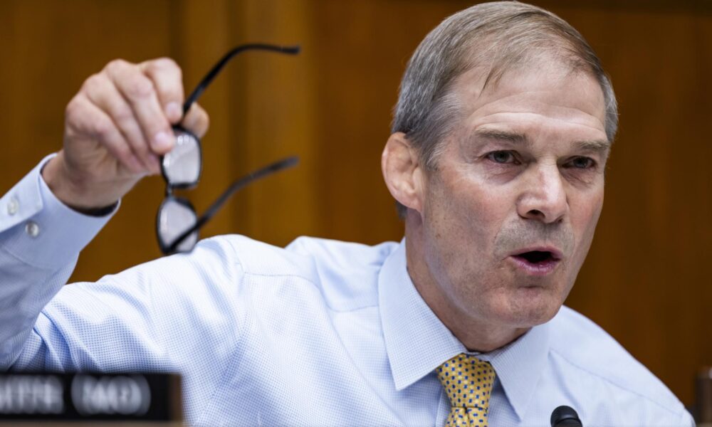 El legislador republicano de Ohio Jim Jordan habla en la primera audiencia de investigación de destitución del Comité de Supervisión de la Cámara de representantes contra el presidente estadounidense Joe Biden, este 28 de septiembre de 2023. EFE/EPA/Jim Lo Scalzo