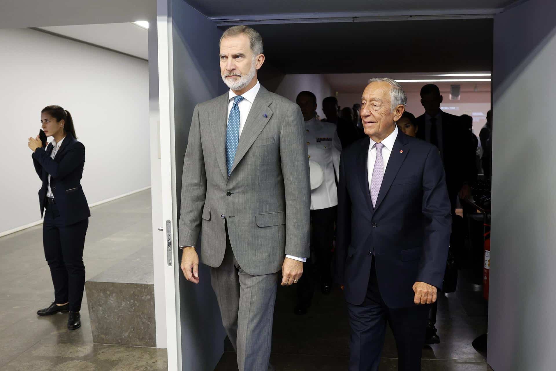 El rey Felipe VI de España (izq) y el presidente portugués, Marcelo Rebelo de Sousa (dch), asisten a la tercera reunión luso-española en Cascais, Portugal, el 30 de septiembre de 2023. EFE/EPA/ANTONIO PEDRO SANTOS / PISCINA