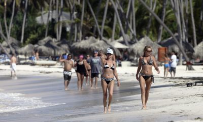 Fotografía de archivo en la que se registró a un grupo de turistas al recorrer una playa de Punta Cana (República Dominicana). EFE/Orlando Barría