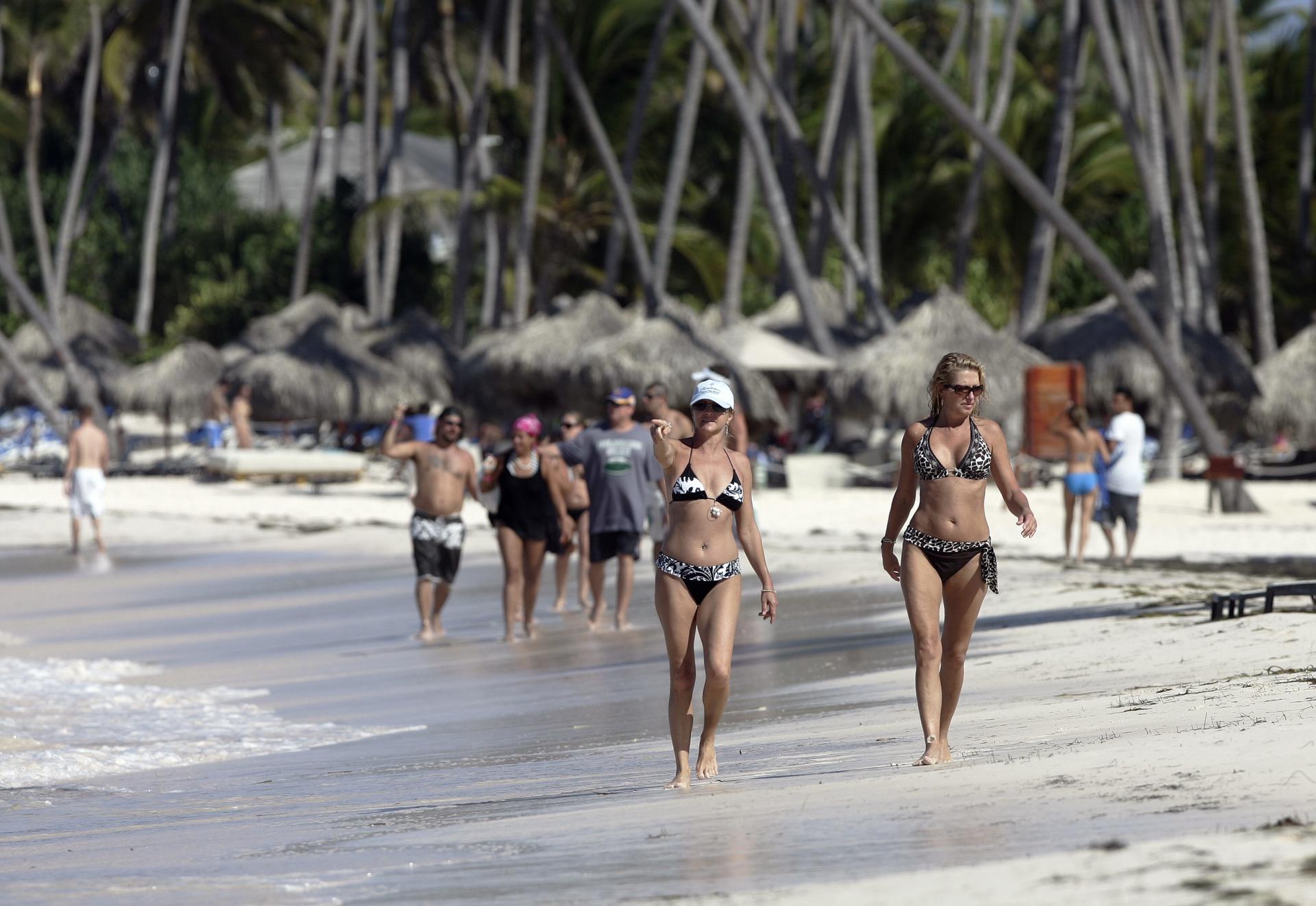 Fotografía de archivo en la que se registró a un grupo de turistas al recorrer una playa de Punta Cana (República Dominicana). EFE/Orlando Barría