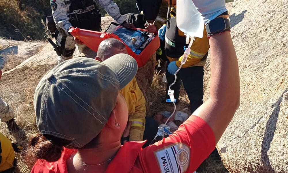 Fotografía cedida por el Instituto Nacional de Migración (INM) de personal de la dependencia en el rescate de un grupo de migrantes hoy, en la ciudad de Tecate (México). EFE/ Instituto Nacional De Migración / SOLO USO EDITORIAL/ SOLO DISPONIBLE PARA ILUSTRAR LA NOTICIA QUE ACOMPAÑA (CRÉDITO OBLIGATORIO)