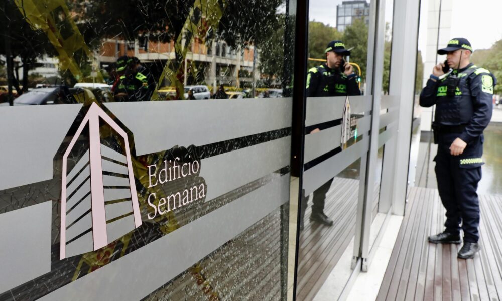 Integrantes de la Policía permanecen en la entrada del edificio donde funciona la revista Semana, hoy, en Bogotá (Colombia). EFE/ Carlos Ortega