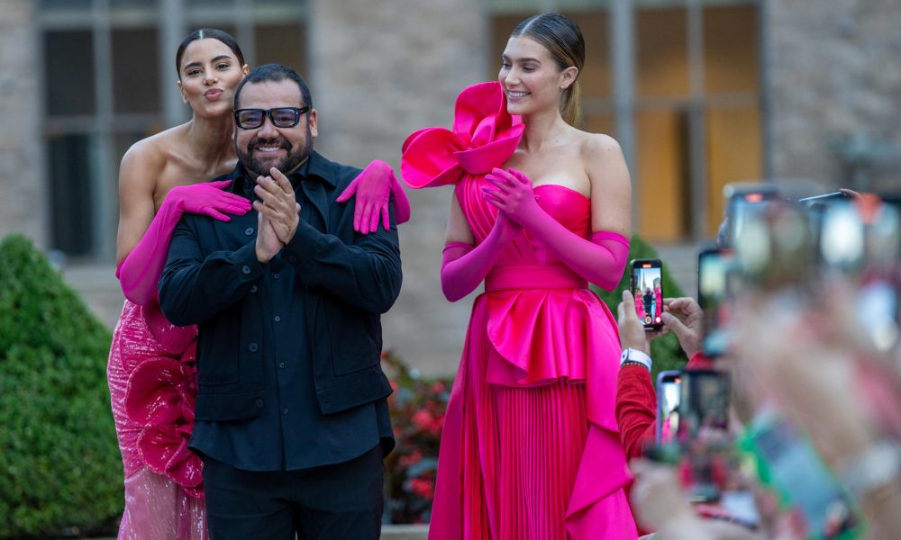 El diseñador mexicano Benito Santos (2d) fue registrado este domingo, 10 de septiembre, acompañado de un par de modelos, luego del desfile de sus creaciones, durante la Semana de la Moda de Nueva York (EE.UU.). EFE/Àngel Colmenares