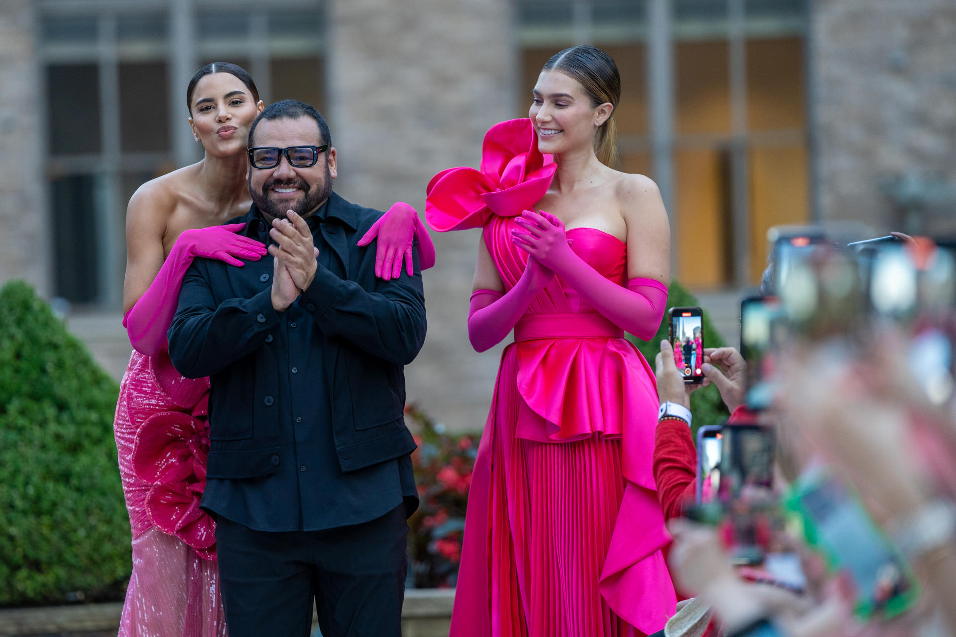 El diseñador mexicano Benito Santos (2d) fue registrado este domingo, 10 de septiembre, acompañado de un par de modelos, luego del desfile de sus creaciones, durante la Semana de la Moda de Nueva York (EE.UU.). EFE/Àngel Colmenares