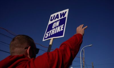 Un miembro del sindicato United Auto Workers (UAW) protesta, en una fotografía de archivo. EFE/EPA/DIEU-NALI CHERY
