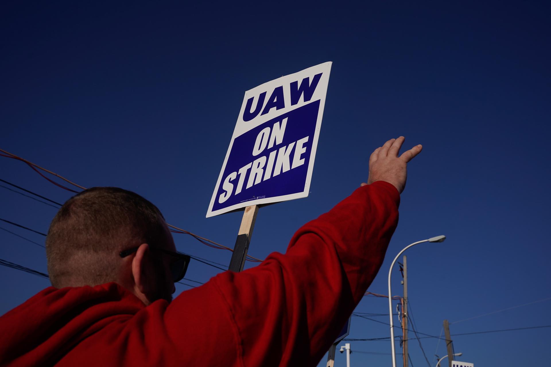 Un miembro del sindicato United Auto Workers (UAW) protesta, en una fotografía de archivo. EFE/EPA/DIEU-NALI CHERY