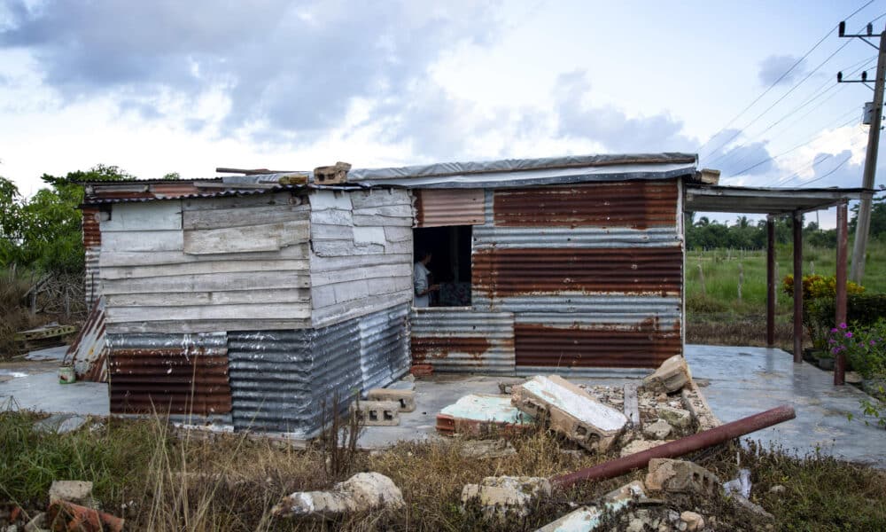 Vista de la casa de José María Puentes y Gregoria Fernández, un año después del paso del huracán Ian, cerca a La Coloma, provincia de Pinar del Río (Cuba). Sentado en una silla de ruedas, José María Puentes, cubano de 86 años, llora desconsolado. No solo por recordar cómo el huracán Ian destrozó su casa hace este miércoles exactamente un año, sino porque desde entonces se ha sentido ignorado por las autoridades: "Aquí no ha venido nadie. Nunca". Para estos pobladores, Ian no se ha ido. Está presente en su día a día. Pero lo que más les ha dolido, según cuenta una decena de ellos a EFE, es que se les haya dejado a su suerte. EFE/Yander Zamora