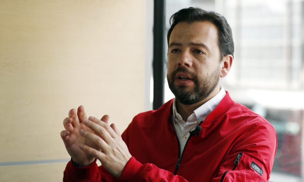 Fotografía de archivo, tomada el pasado 23 de agosto, en la que se registró al candidato a la alcaldía de Bogotá y líder de las encuestas a un mes de los comicios locales y regionales en Colombia, Carlos Fernando Galán, durante una entrevista con EFE, en la capital colombiana. EFE/ Mauricio Dueñas