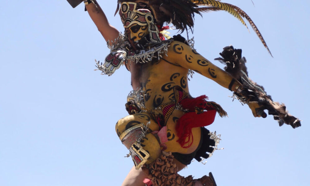 Artistas presentan un espectáculo de la cultura prehispánica durante la ceremonia del encendido del fuego de los XIX Juegos Panamericanos 2023, hoy, en Teotihuacán (México). EFE/Sashenka Gutiérrez