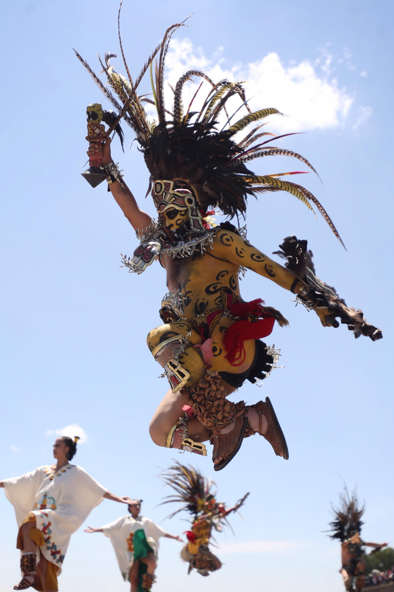 Artistas presentan un espectáculo de la cultura prehispánica durante la ceremonia del encendido del fuego de los XIX Juegos Panamericanos 2023, hoy, en Teotihuacán (México). EFE/Sashenka Gutiérrez